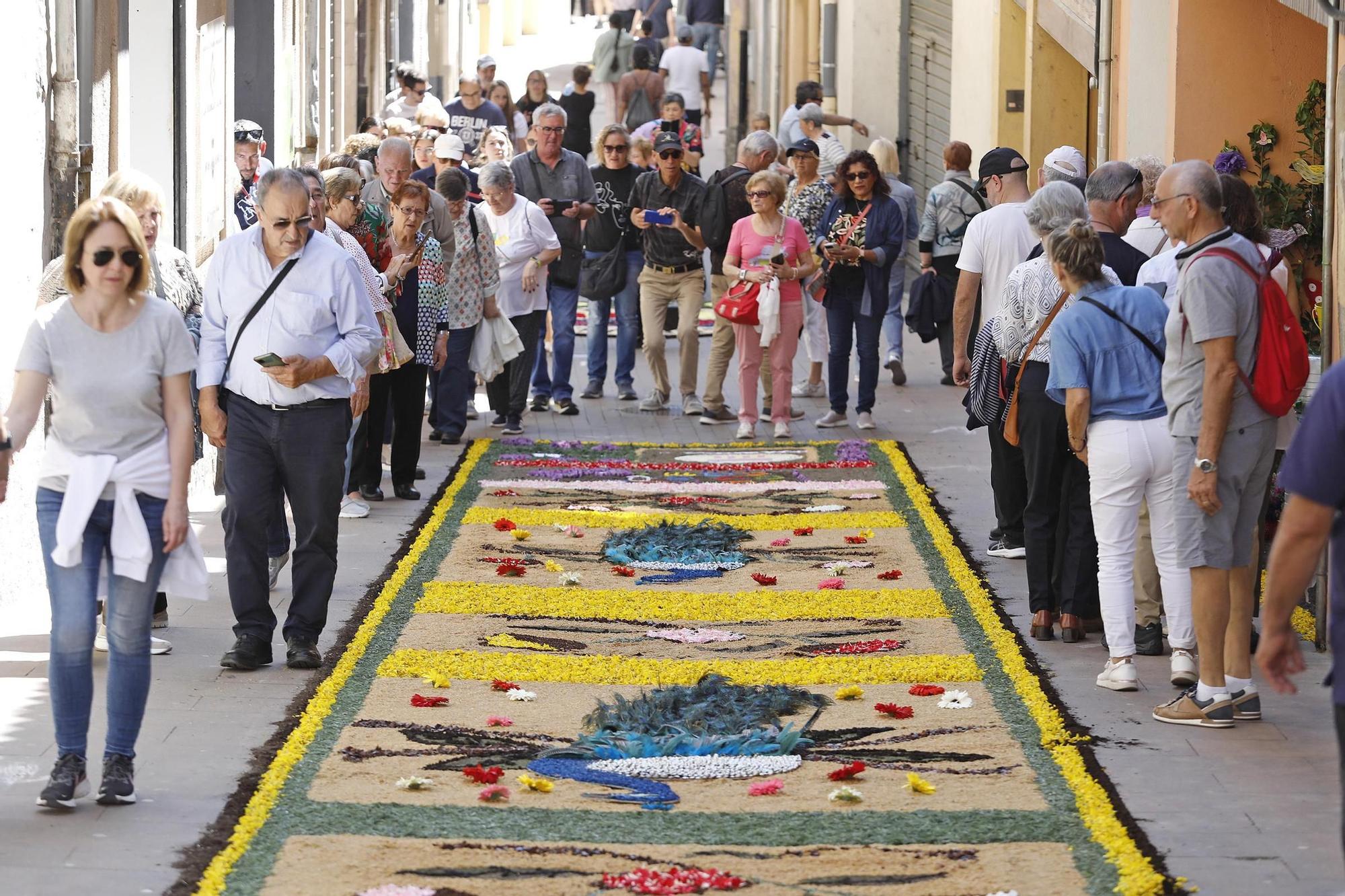 Les catifes de flors tornen a omplir d’art i gent els carrers d’Arbúcies.