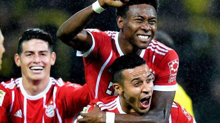 Los jugadores del Bayern celebran el gol de Alaba.