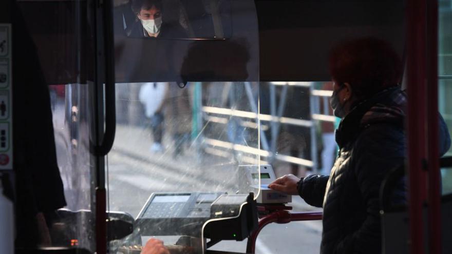 Una mujer se sube al bus en A Coruña, ayer, último día de la obligatoriedad de la mascarilla. | // CARLOS PARDELLAS