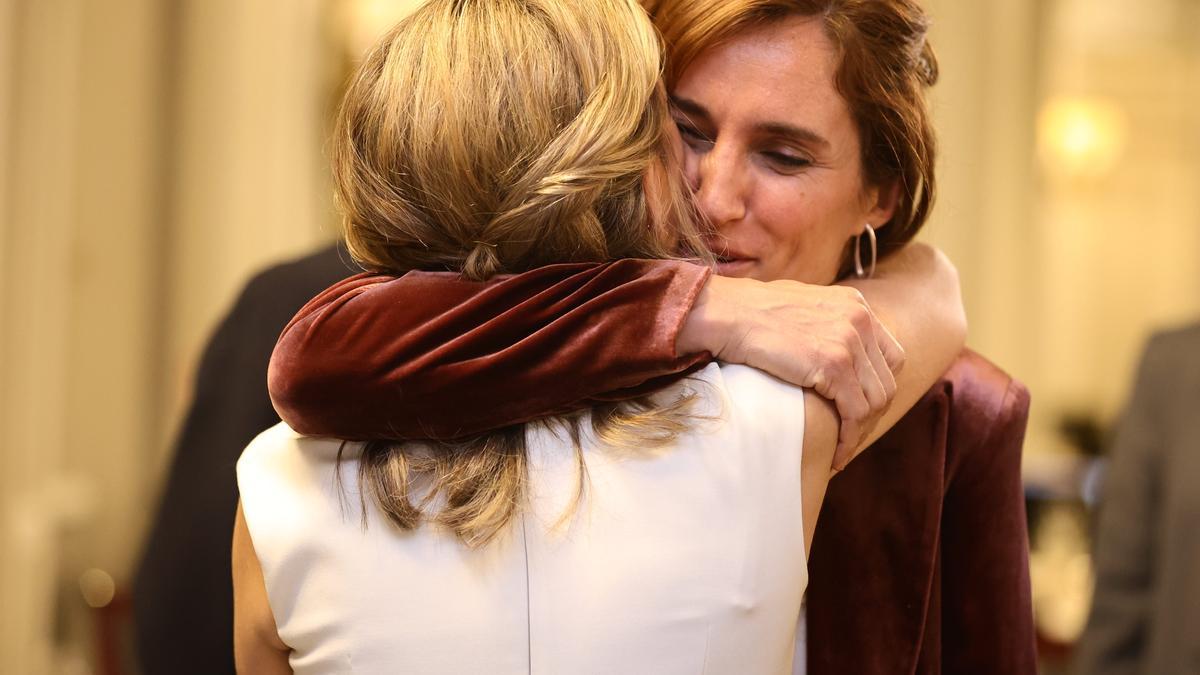 Mónica García abraza a Yolanda Díaz