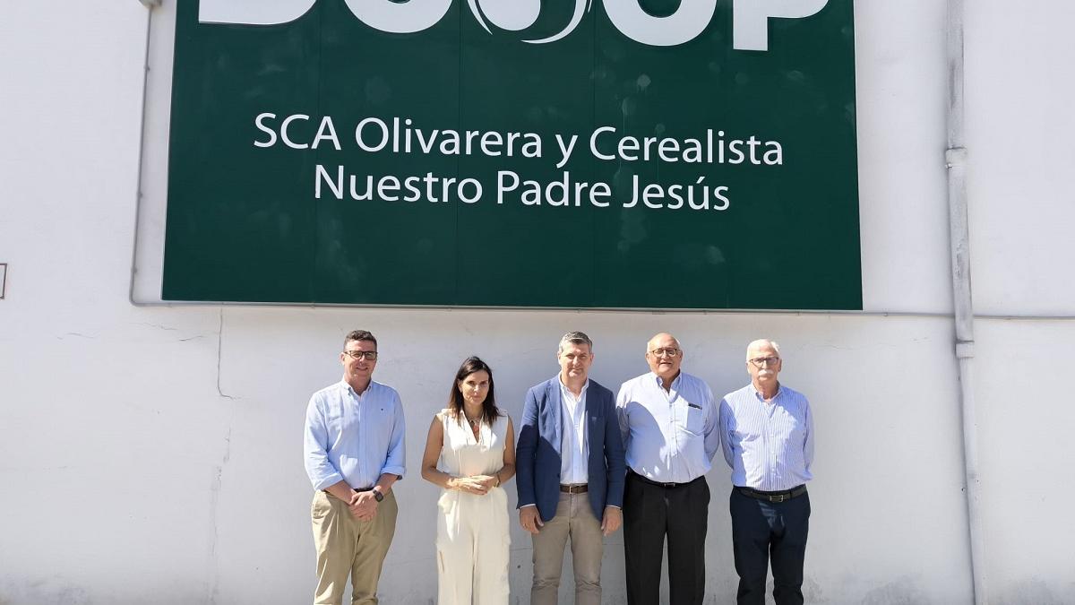 Autoridades y representantes de la cooperativa Nuestro Padre Jesús de La Rambla, en su visita a las instalaciones.