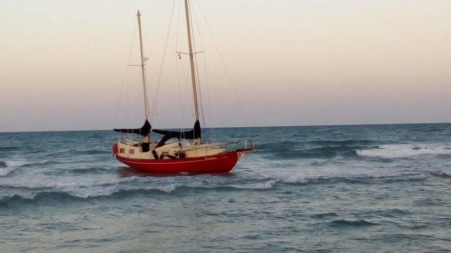 Encalla un barco en la orilla de la playa de Tavernes de la Valldigna