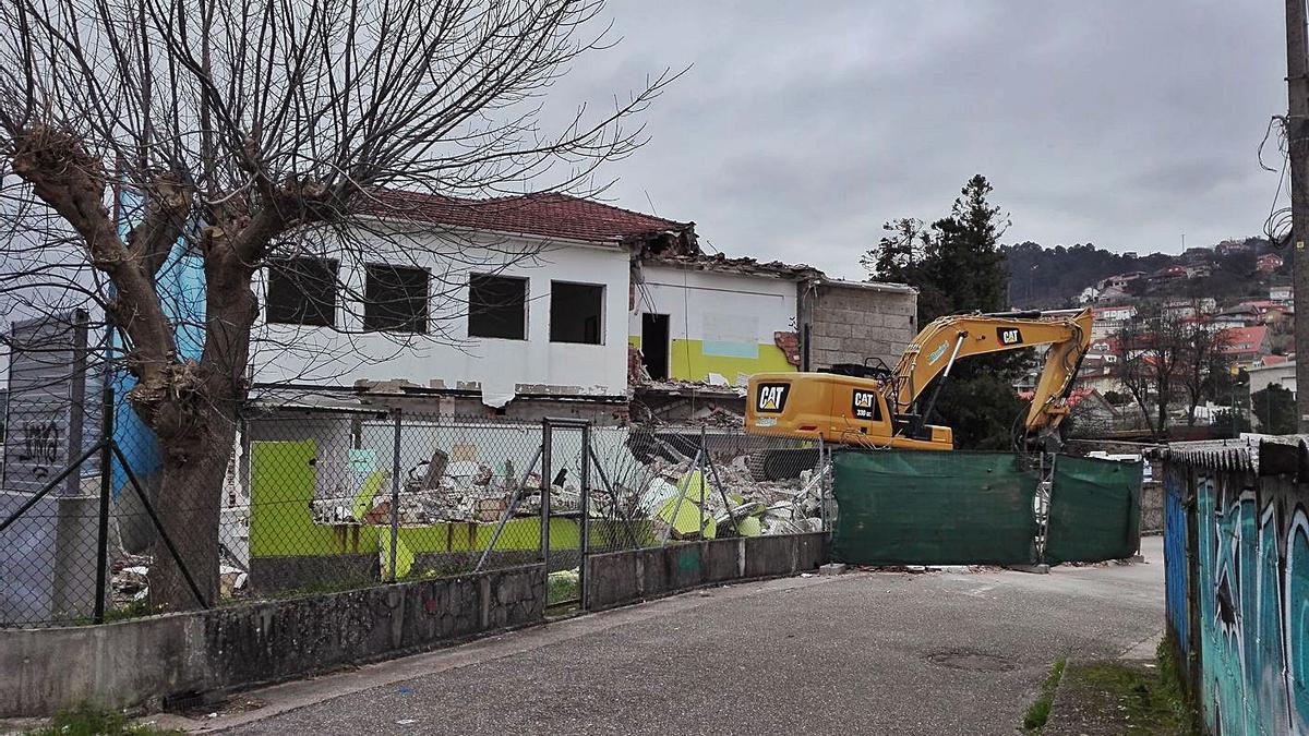 Derribo en pasado mes de enero del antiguo colegio de Igrexa, cuyo solar será de uso público. |   // FDV