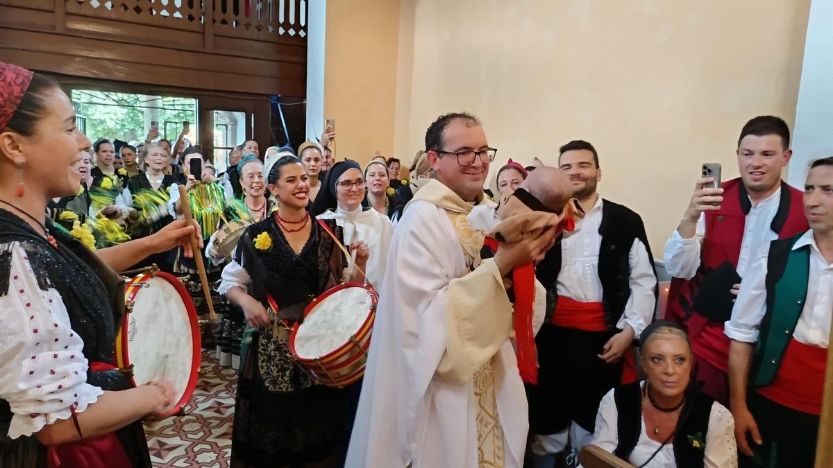 El párroco Diego Macías, el viernes, en la capilla de San Antoniu, en Cangas de Onís
