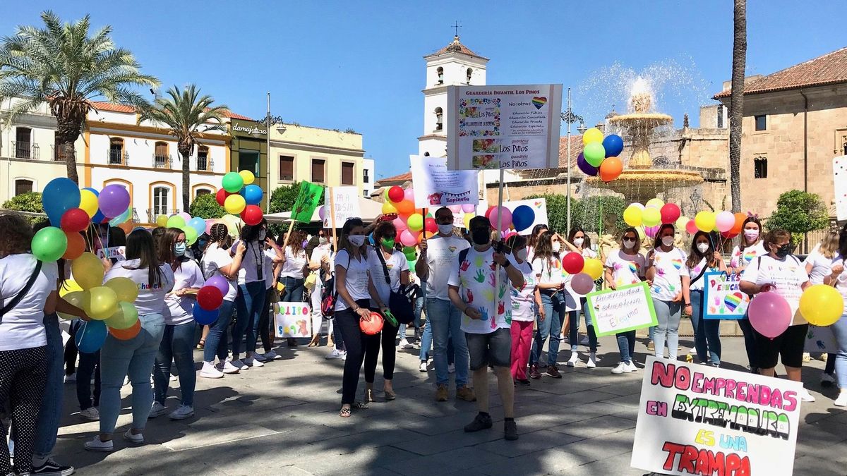 Concentración de los profesionales de las guarderías, esta mañana en la plaza de España de Mérida.