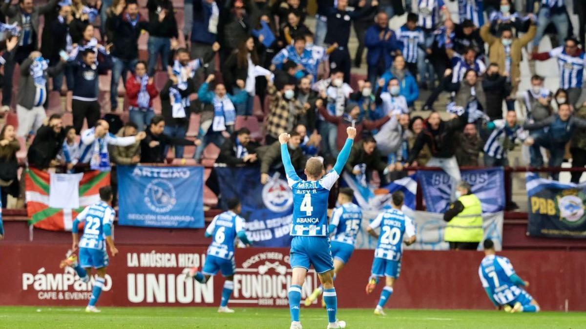 La afición del Dépor celebra el gol de Miku ante los jugadores blanquiazules. |  // LOF