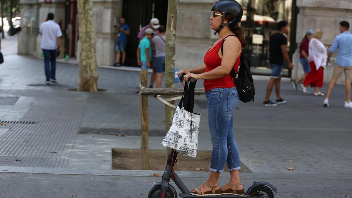 Una mujer en patinete.