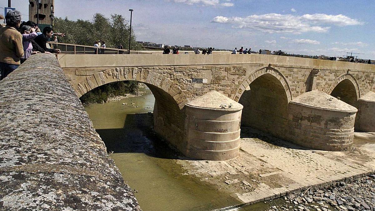 Imagen de archivo del río Guadalquivir a su paso por Córdoba durante un reciente periodo de sequía.