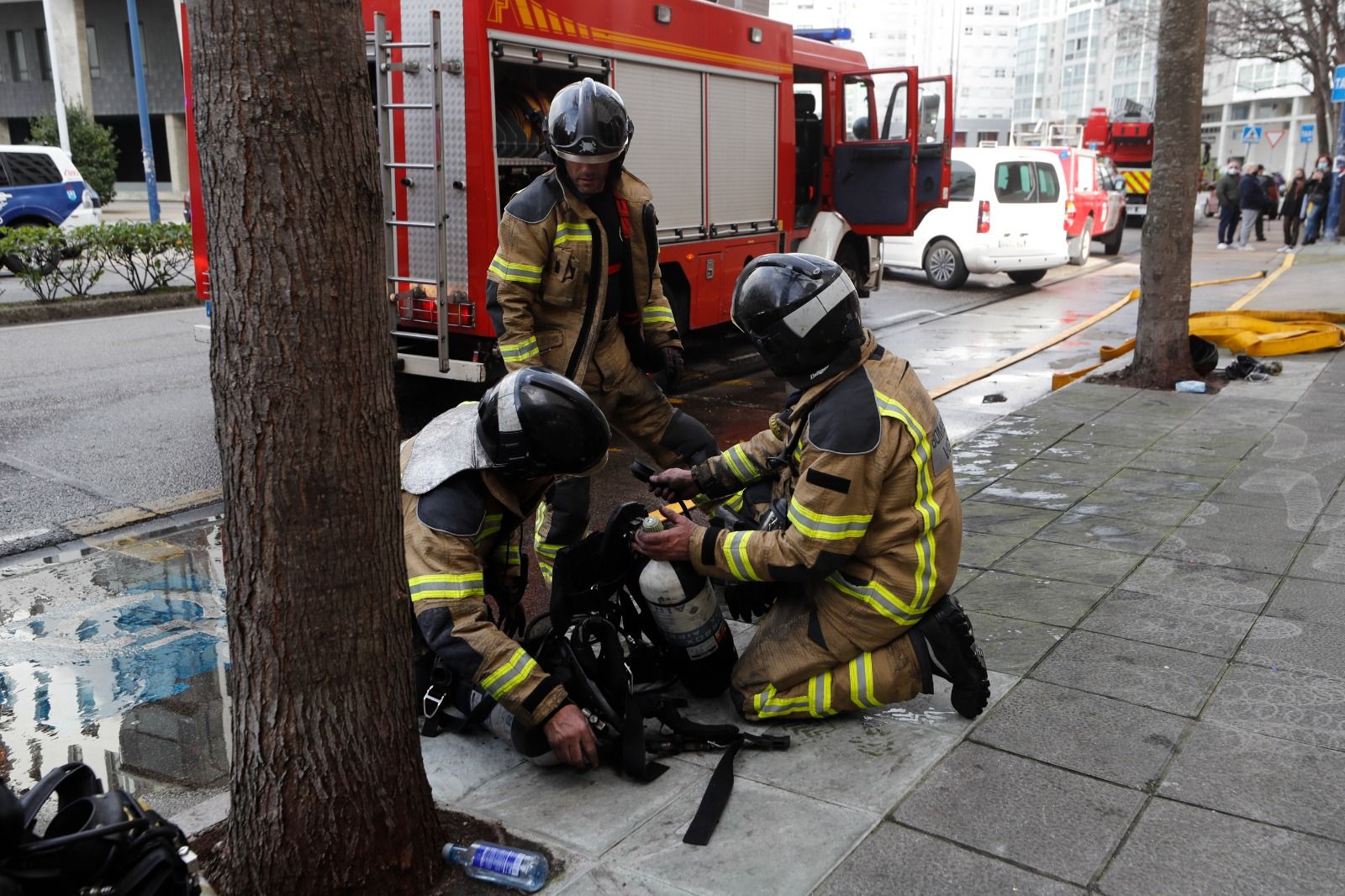 Tres bomberos hospitalizados y casi 30 coches quemados en un virulento incendio en Navia