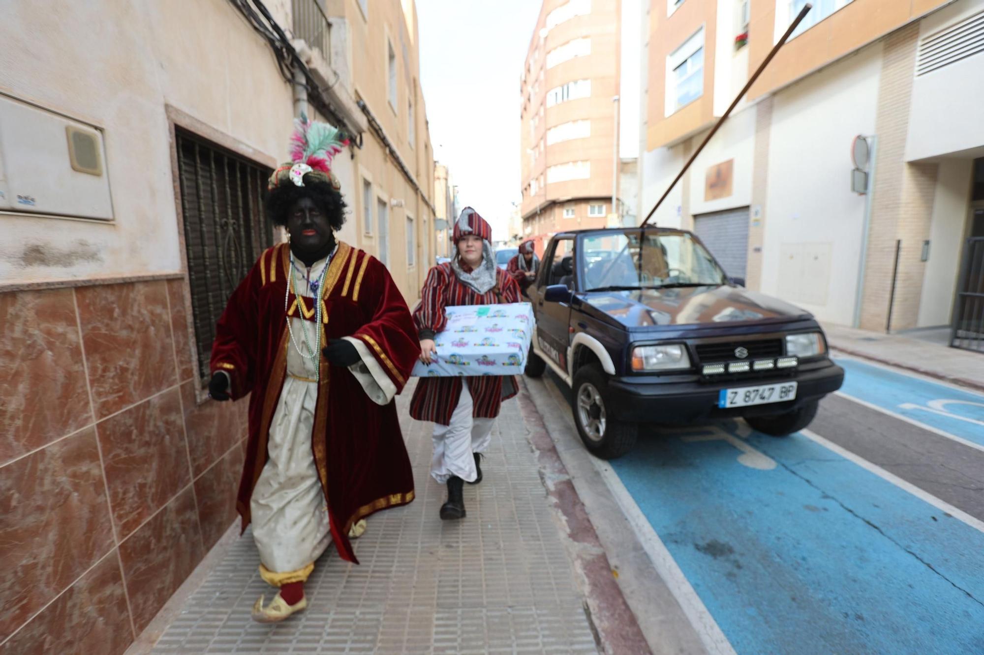 Los Reyes Magos entregan los regalos casa por casa en Vila-real