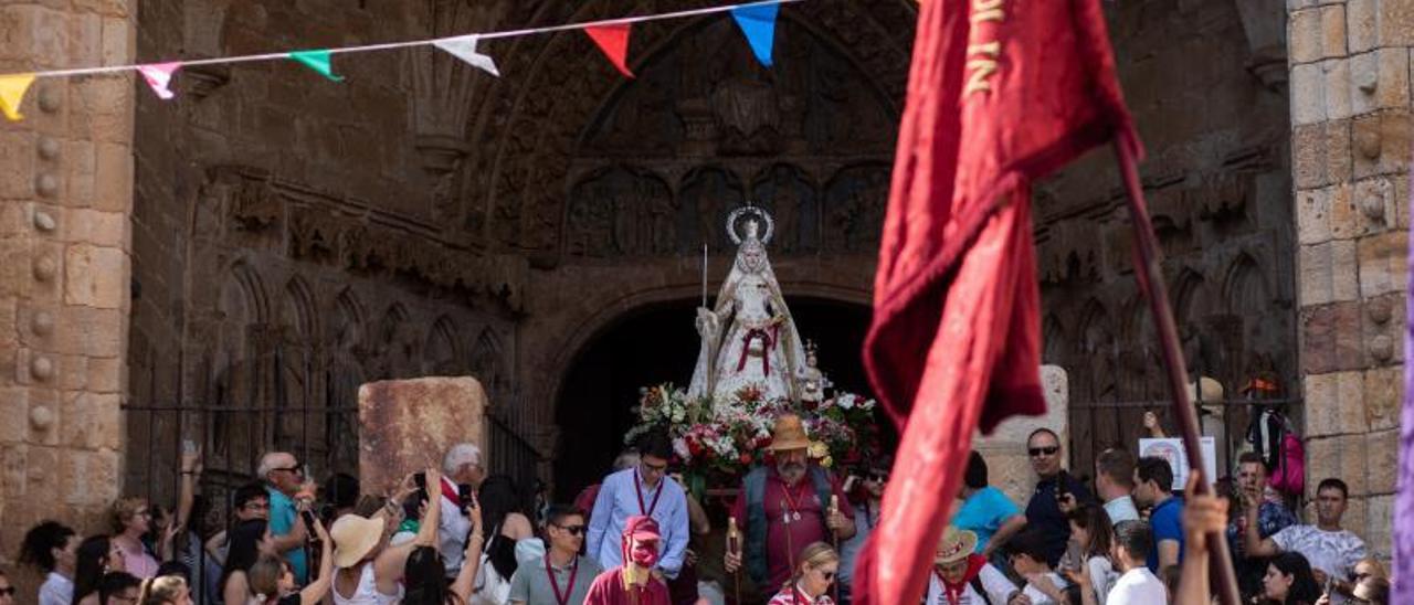 La Virgen de la Concha, a la entrada del templo. |