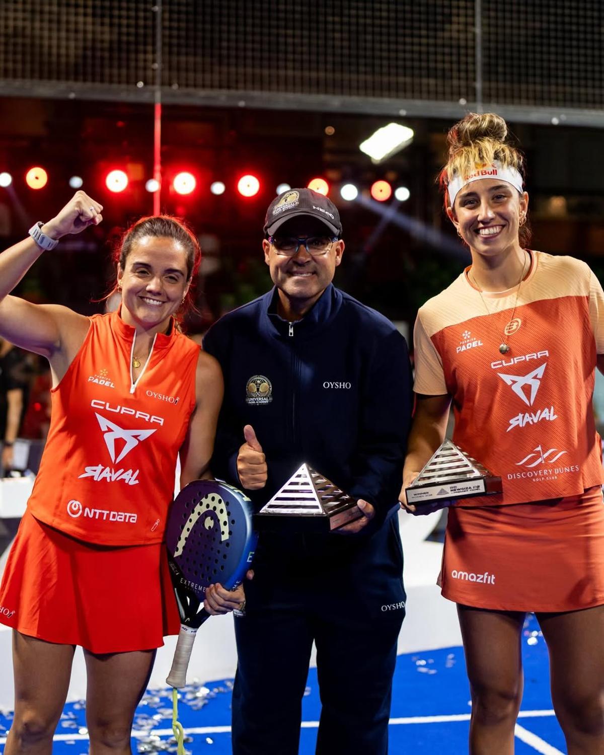 Paula y Bea comparten el trofeo de NewGiza con Gilardoni