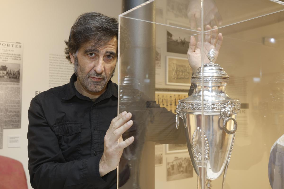 Emilio, junto a la Copa.