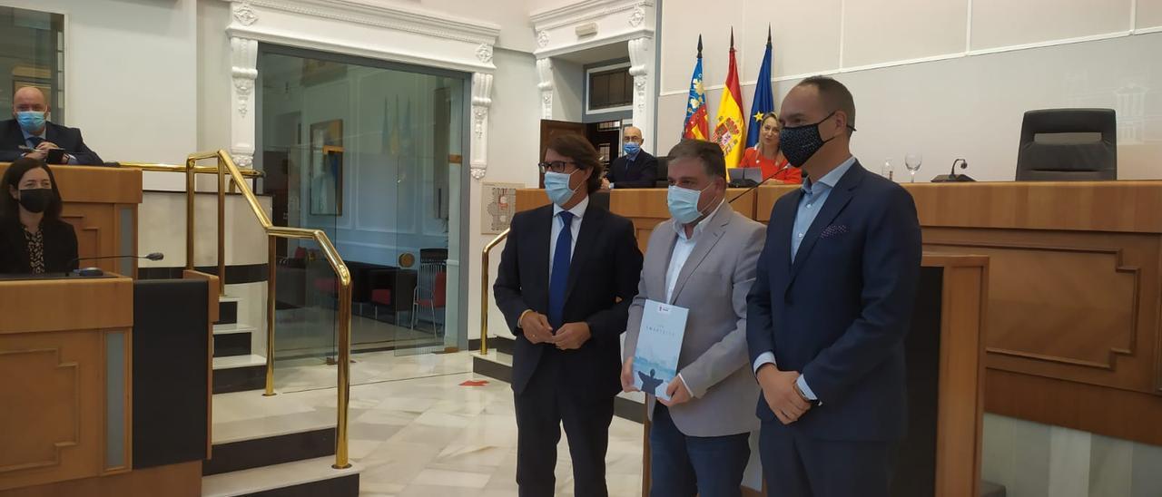 El alcalde Fulgencio Cerdán, en la Diputación de Alicante, recibiendo la guía diseñada por la Asociación de Empresas de la Energía.