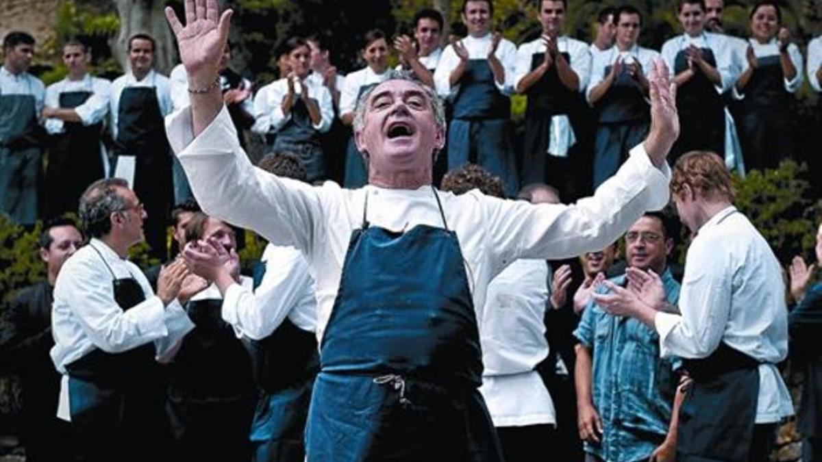 A la izquierda, Ferran Adrià, durante el acto matutino ante la prensa para despedir a El Bulli. A la derecha, el pastel en forma de bulldog elaborado por Christian Escribà.