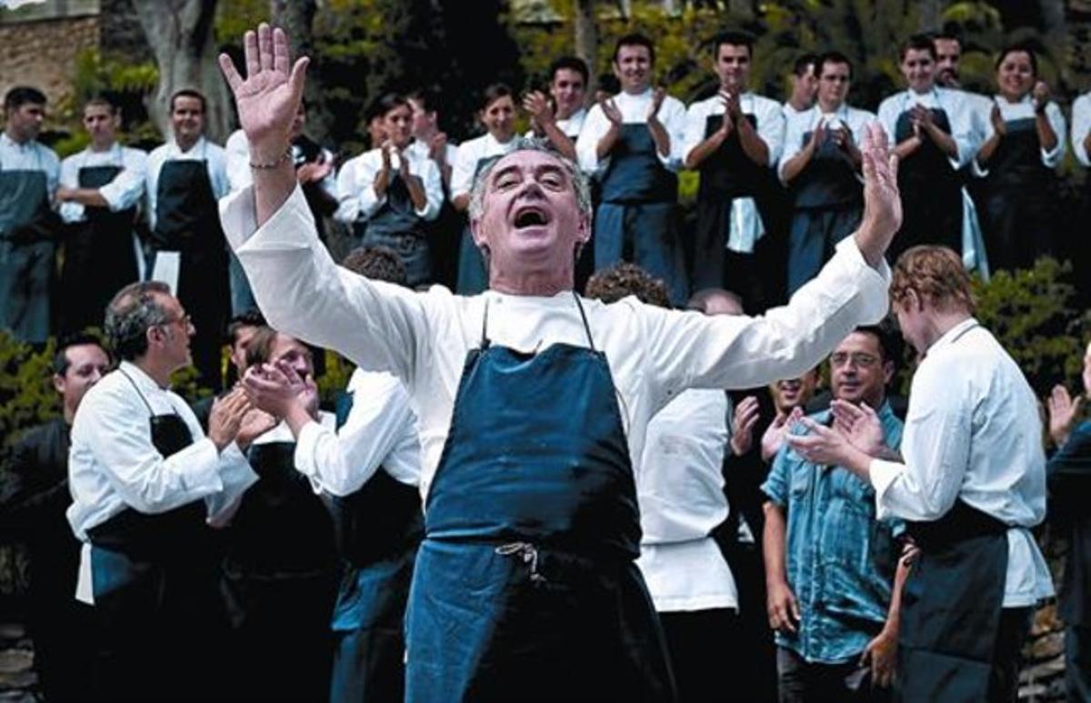 A la izquierda, Ferran Adrià, durante el acto matutino ante la prensa para despedir a El Bulli. A la derecha, el pastel en forma de bulldog elaborado por Christian Escribà. A la izquierda, Ferran Adrià, durante el acto matutino ante la prensa para despedir a El Bulli. A la derecha, el pastel en forma de bulldog elaborado por Christian Escribà.