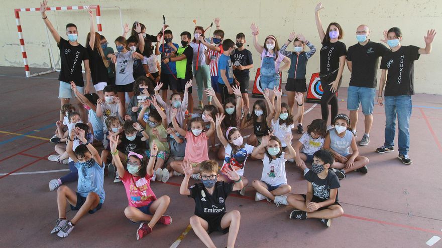 Monitores y niños en el CEIP A Ponte, esta semana. // IÑAKI OSORIO