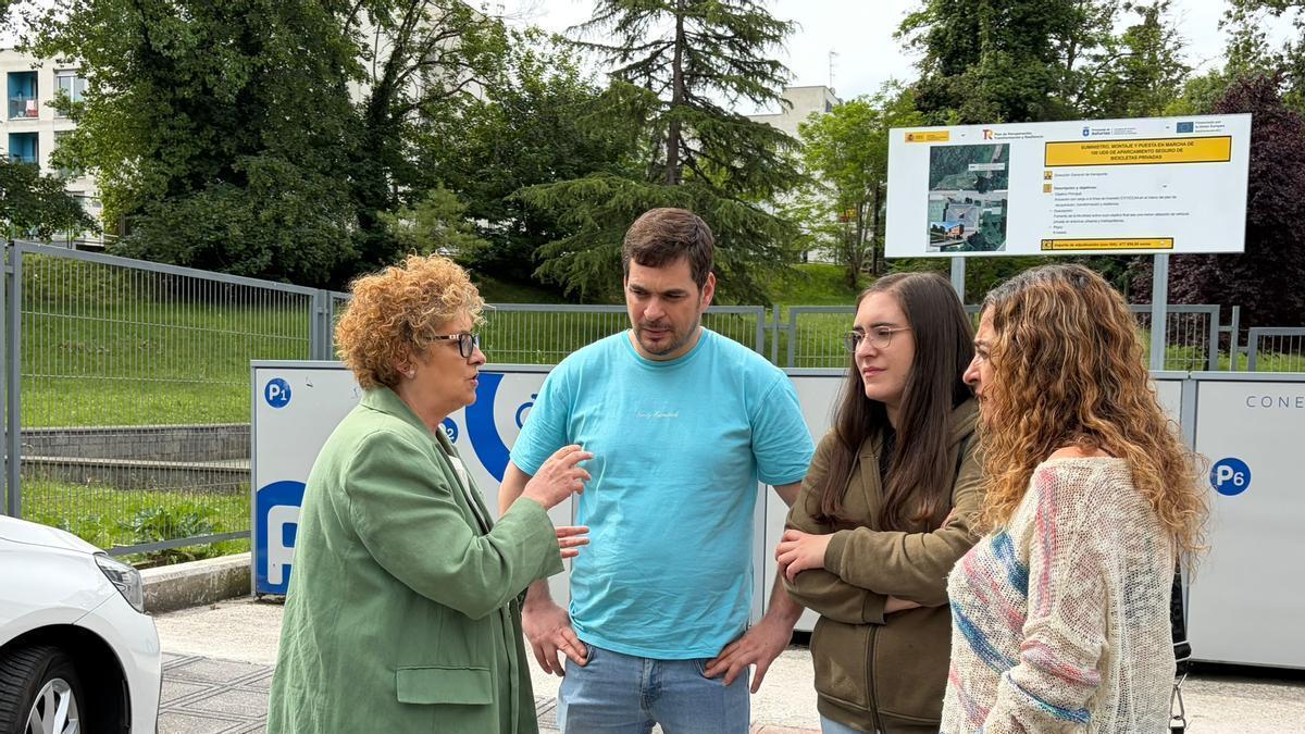 Por la izquierda, Gloria García, con Alejandro Villa e Inés González, padres de los menores, y la edil de Siero Graciela Velasco, ante el colegio.