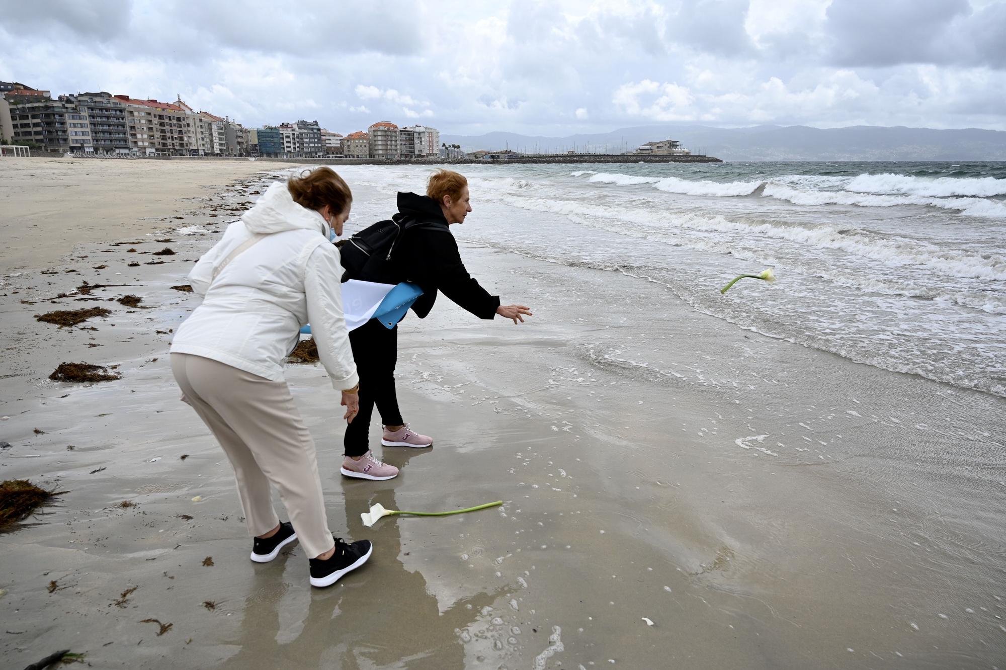 Homenaje al oftalmólogo coruñés Juan Tábara en la playa de Silgar e Sanxenxo, donde falleció