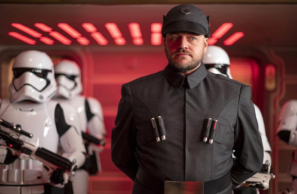 Miembros del Imperio recibiendo a los huéspedes