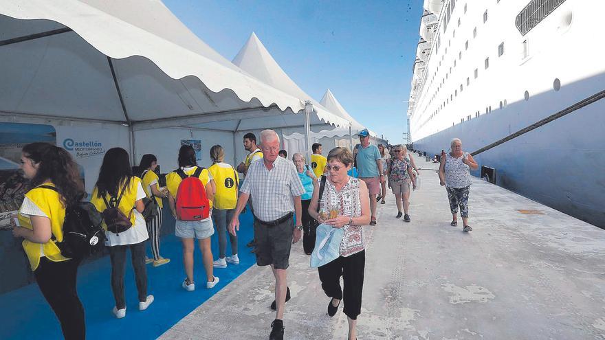 PortCastelló atrae a dos nuevas navieras de lujo y ata cruceros con 4.000 turistas