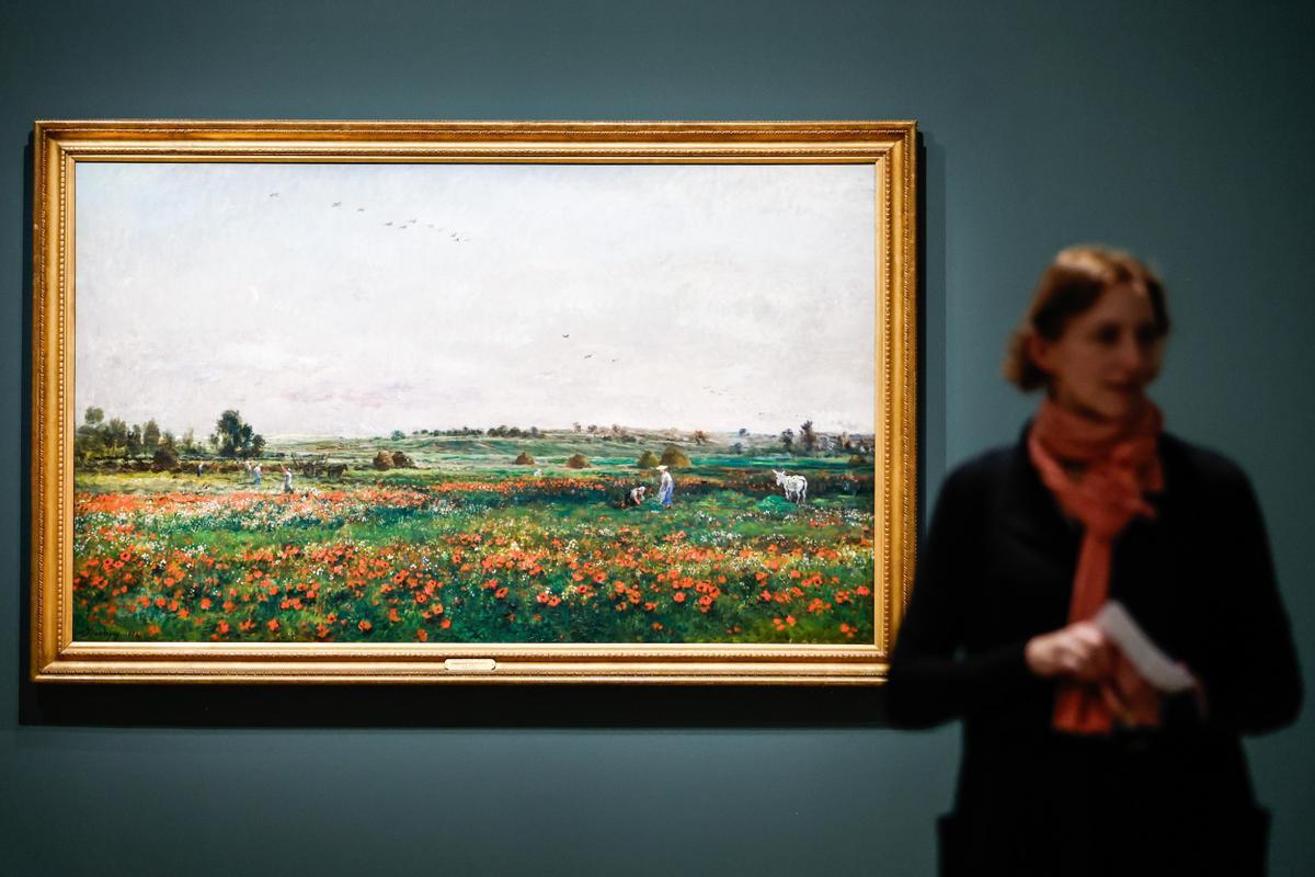 'Fields in the Month of June' de Charles Francois Daubigny, en la exposición impresionista.  (Francia) EFE/EPA/Mohammed Badra