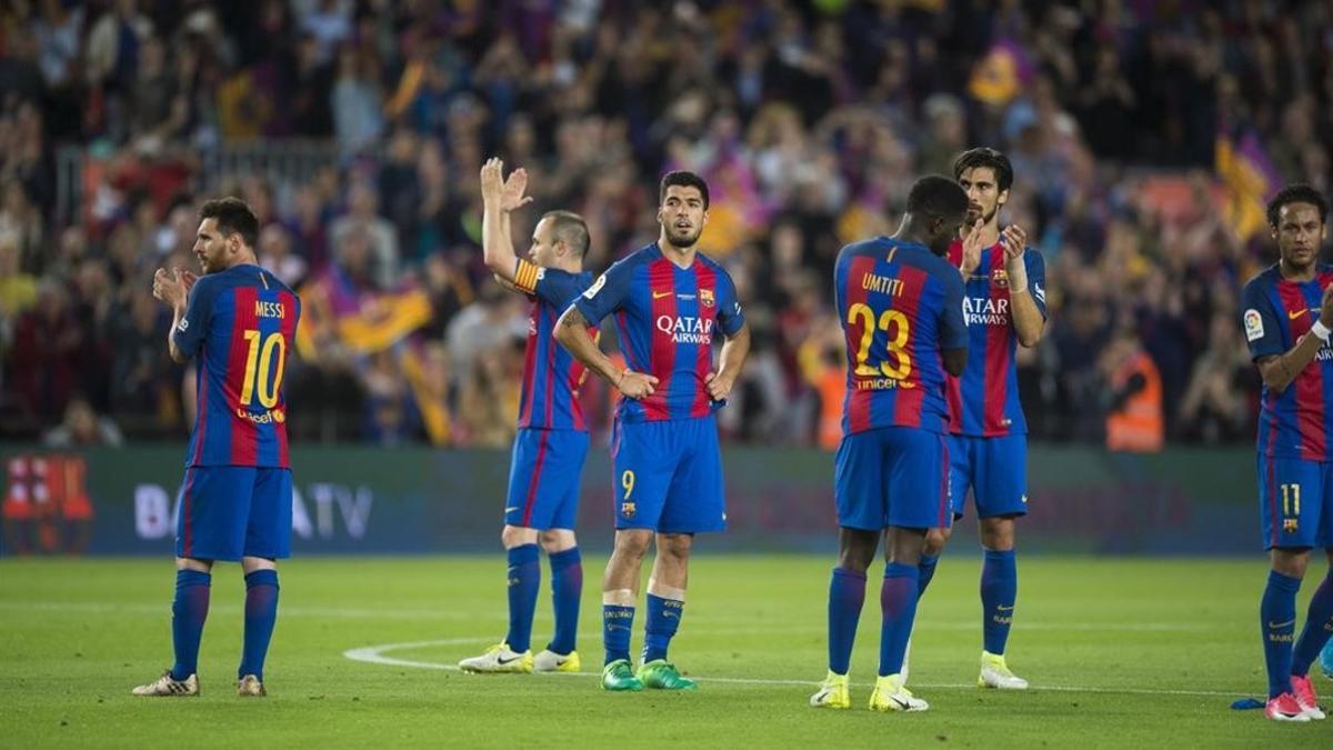 Varios jugadores del Barça aplauden al público tras perder la Liga.