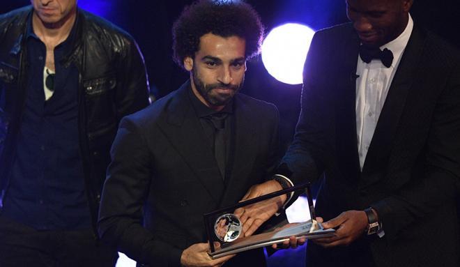 El delantero egipcio del Liverpool, Mohamed Salah, recibe el premio FIFA Puskas durante la entrega de premios FIFA the Best 2018 en Londres