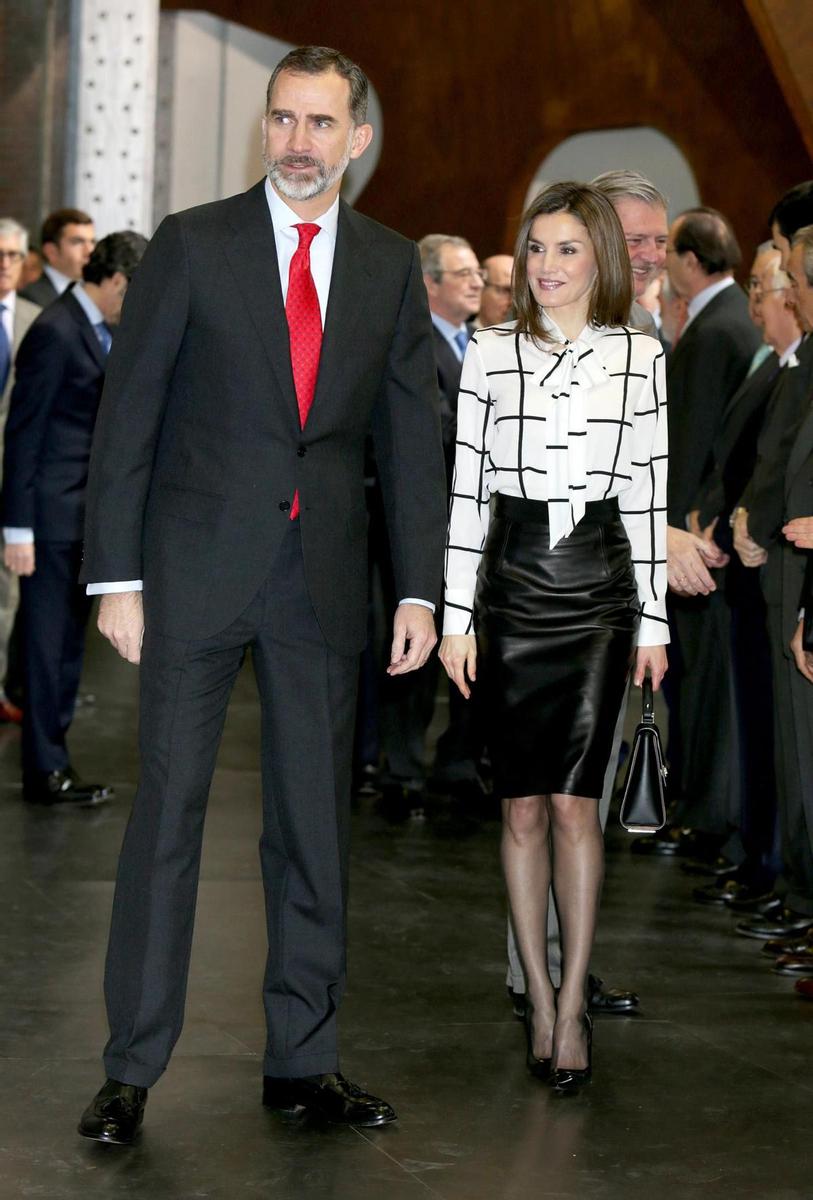 Letizia Ortiz con falda de cuero y blusa de cuadros junto a Felipe VI