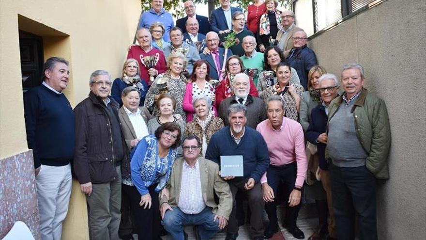 Campeonato de dominó en la peña Los Cachorros