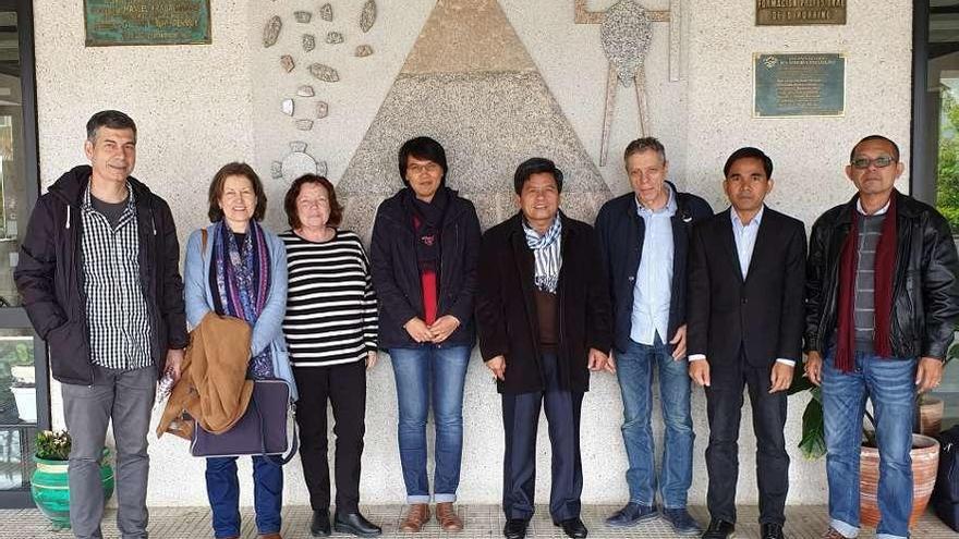 Amador Ordóñez, profesor del IES y coordinador de proyectos internacionales (3º por la derecha), con representantes de la Royal University de Camboya, durante una visita al centro hace pocos meses. // FdV