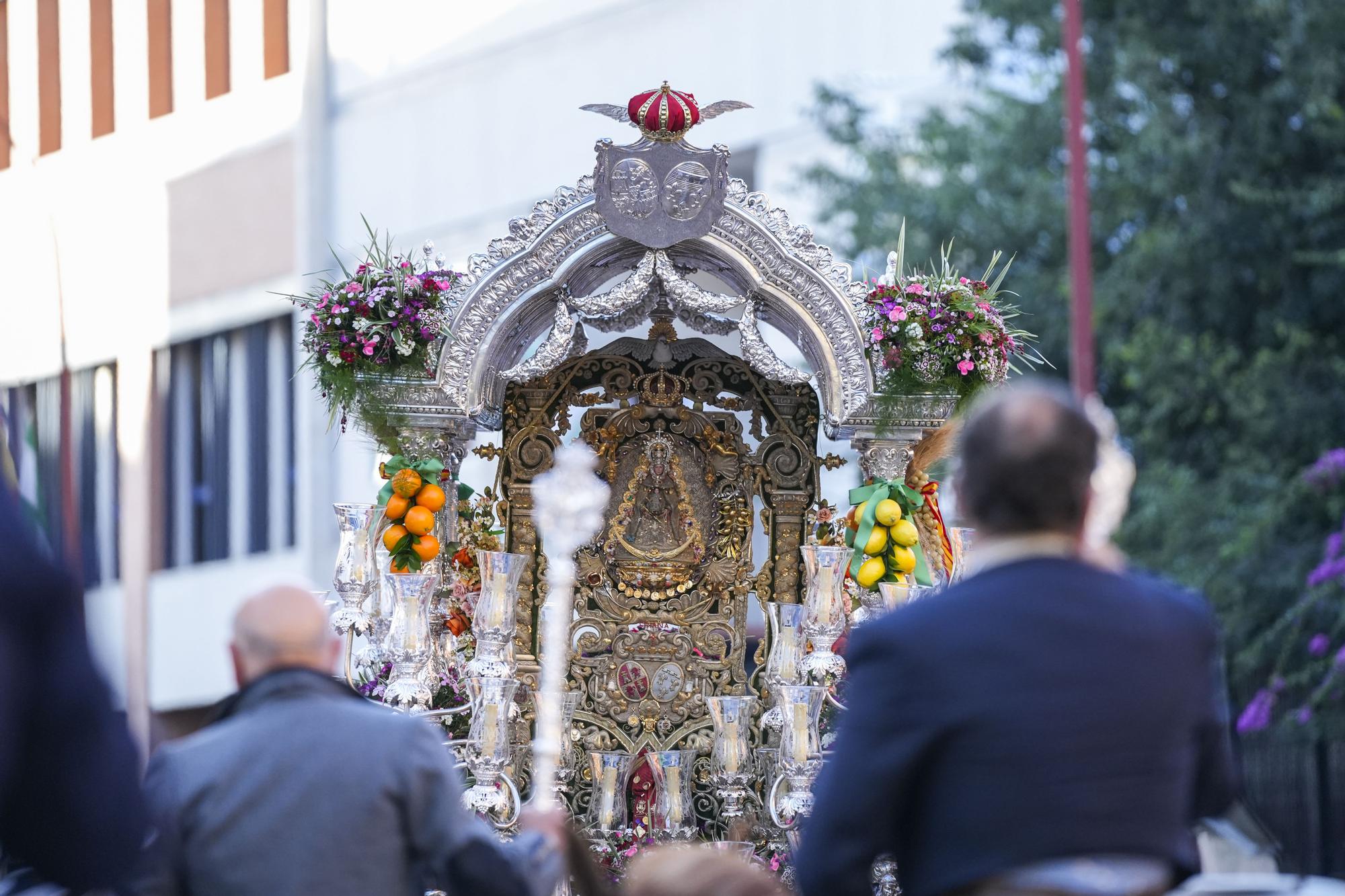 Detalle de la salida de la Hermandad del Rocío de Triana, a 15 de mayo de 2024 en Sevilla (Andalucía, España). Las Hermandades del Rocío de Sevilla capital ya van camino de la Aldea del Rocío para postrarse ante la Blanca Paloma en la festividad de Pentecostés. Las hermandades de Triana, Macarena, El Salvador y el Cerro de Águila, son las que han iniciado el camino hoy. Mañana lo hará la Hermandad de Sevilla Sur. 15 MAYO 2024 Joaquin Corchero / Europa Press 15/05/2024 / Joaquin Corchero;