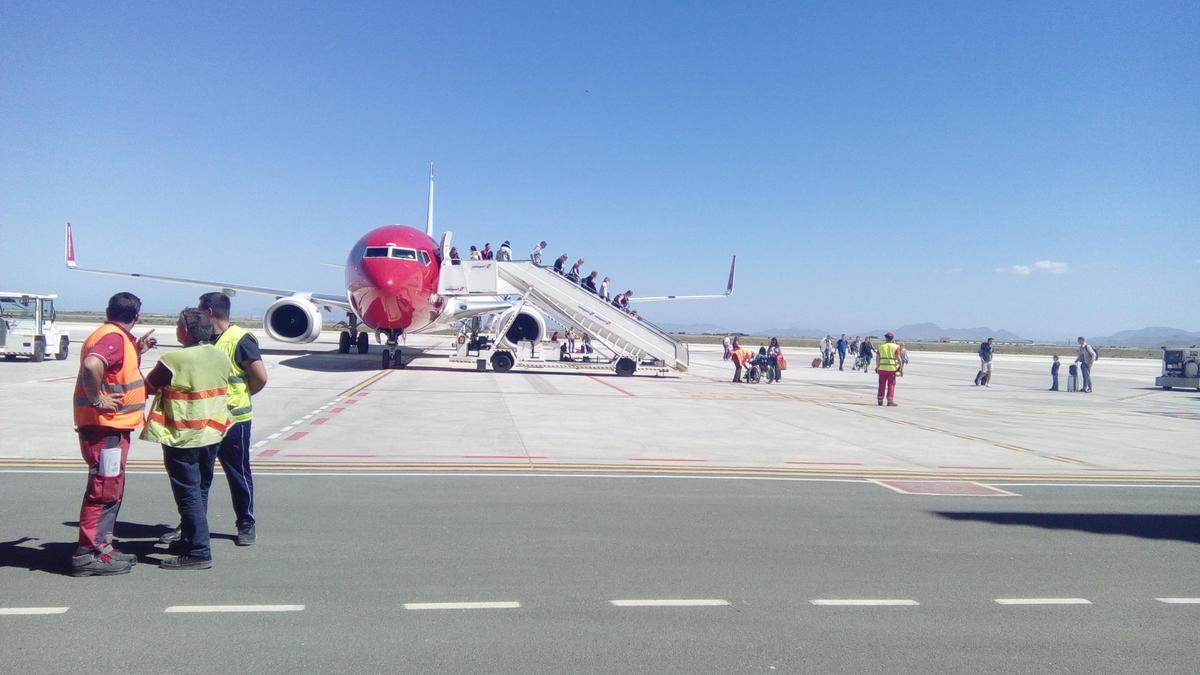 Desembarco de pasajeros en el aeropuerto de Corvera.
