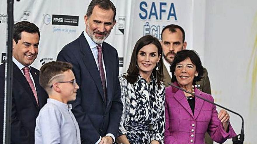 Los Reyes escuchan la intervención de un alumno de la escuela que visitaron, ayer, en Écija (Sevilla).