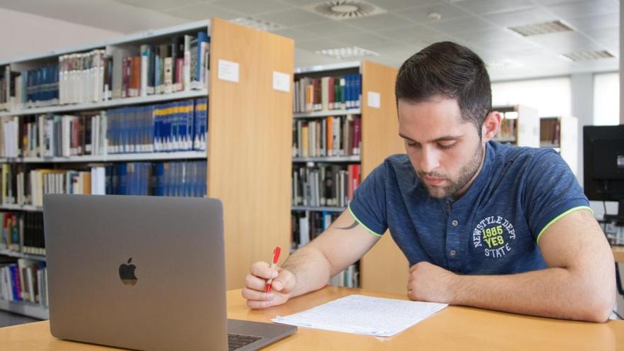 Omid en la biblioteca.