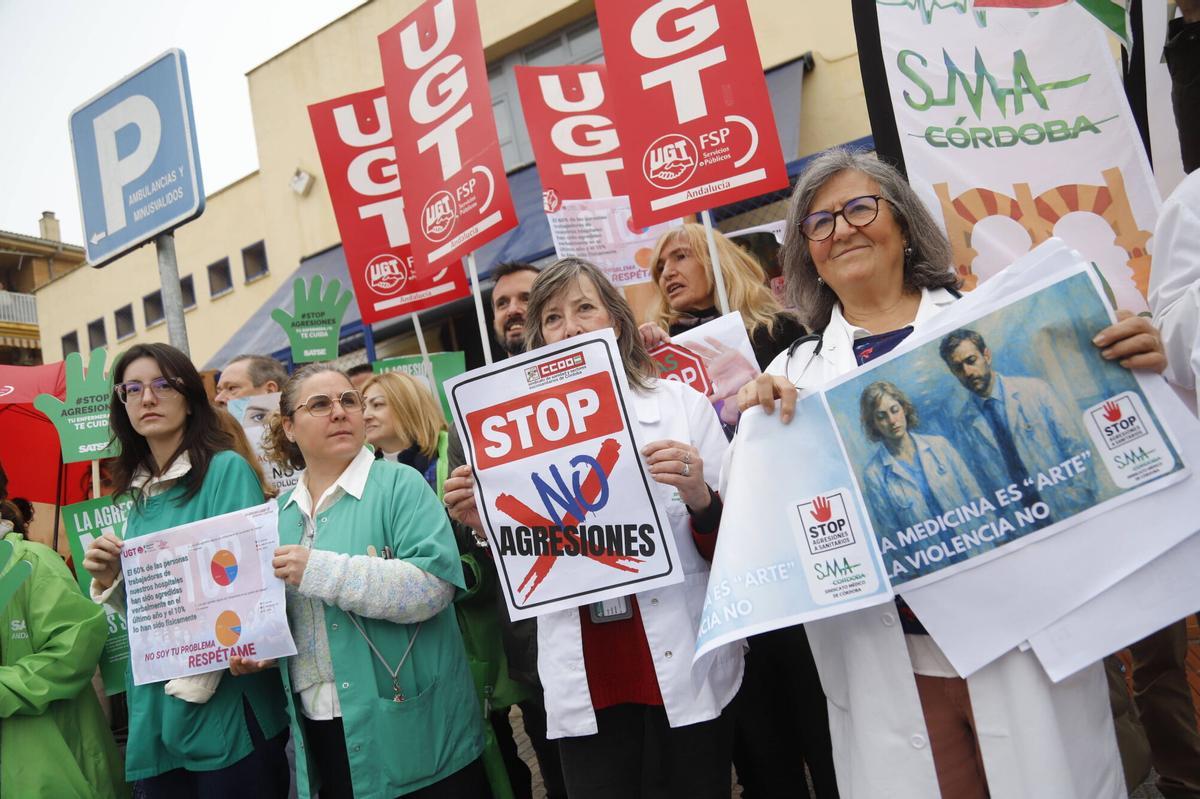 Profesionales sanitarios manifestándose contra las agresiones.