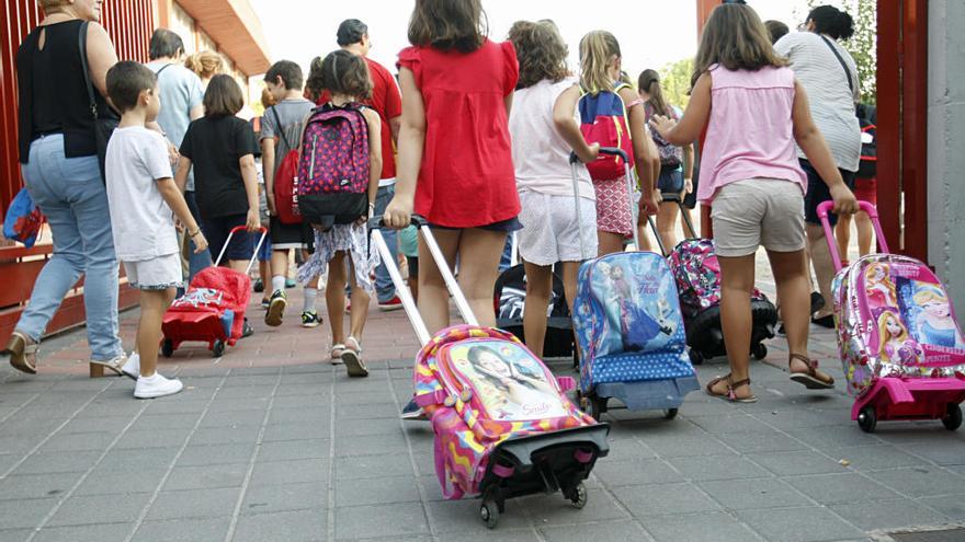 Decenas de niños en su primer día tras las vacaciones.