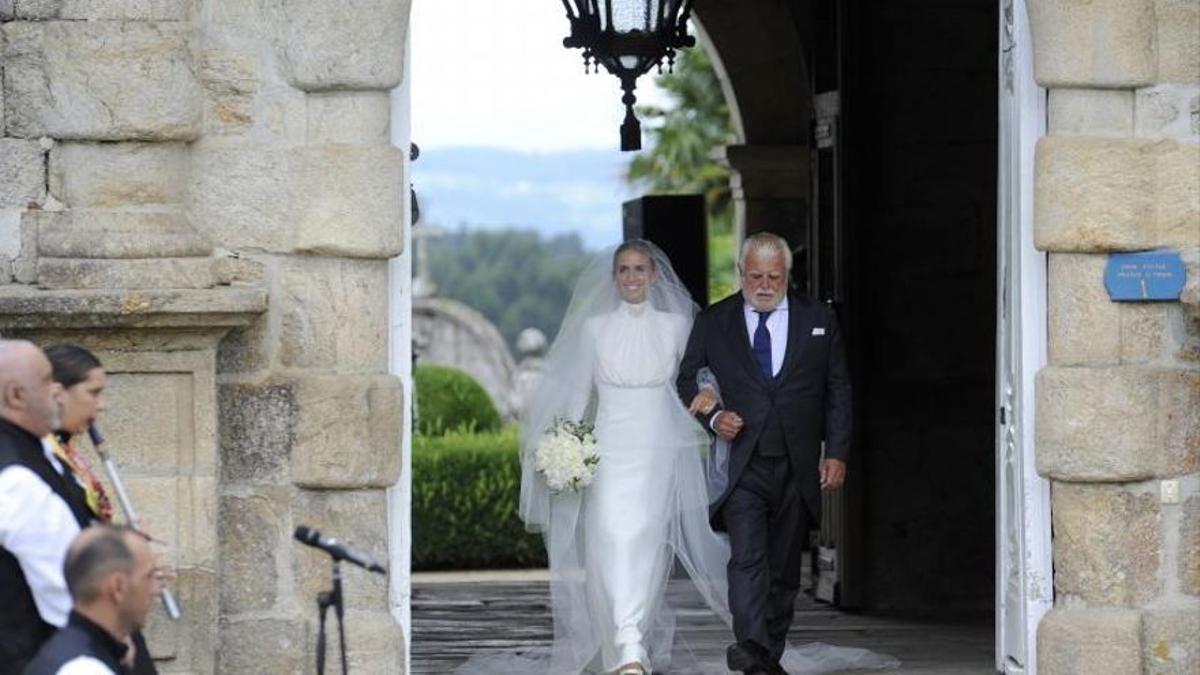 Lucía Bárcena sale del Pazo de Oca junto a sus padres.