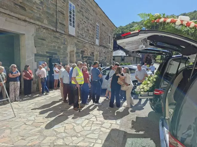 En imágenes: La iglesia de Santa María, en Villanueva, se llena para dar el último adiós a Enrique López
