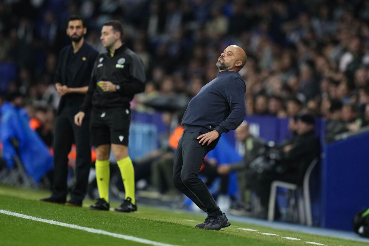 Manolo González se lamenta durante el partido de este domingo contra el Madrid.