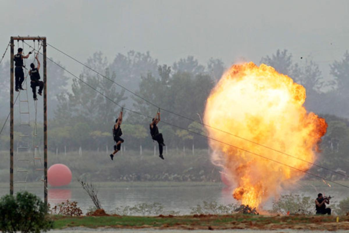 Policies de la SWAT, la unitat d’intervencions especials dels Estats Units, participen en un simulacre a Wuhan, província de Hubei (Xina).