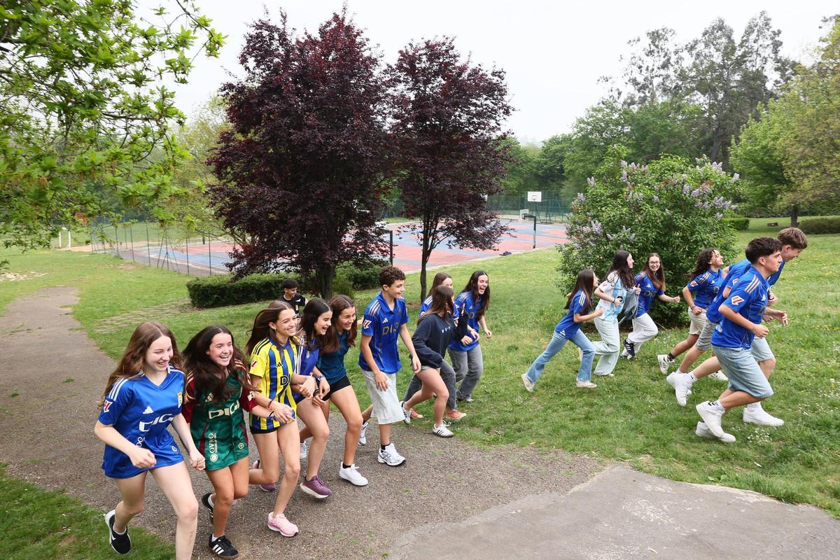 EN IMÁGENES: Los alumnos del colegio École se visten de azul para apoyar al Real Oviedo