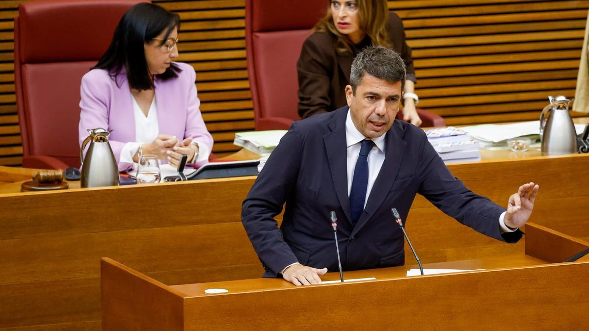 Mazón interviene en la sesión de control de las Corts, este jueves.