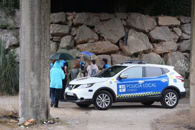 El Ayuntamiento de Oviedo desaloja las chabolas de La Malata