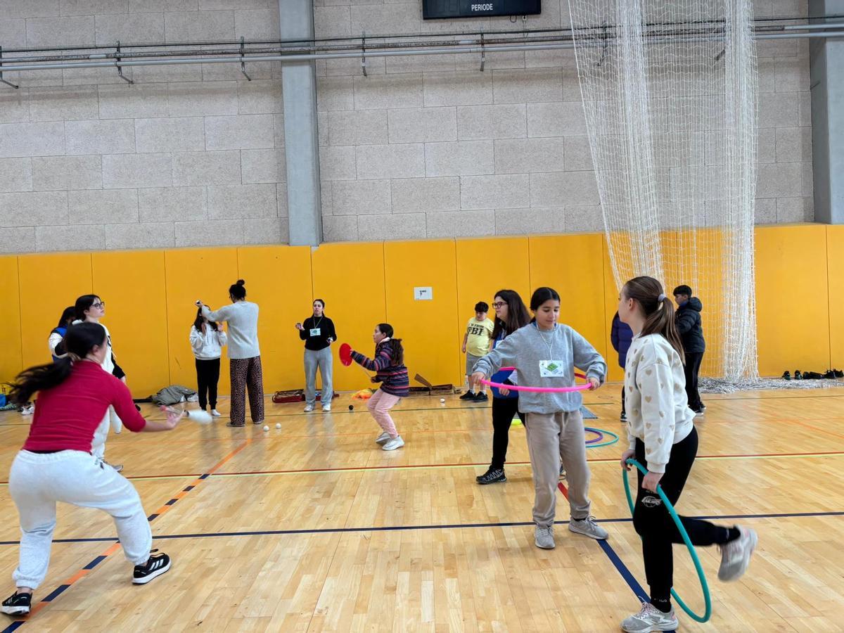 Infants i joves fent activitats esportives el dia de la jornada