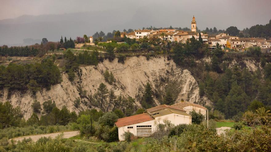 Vecinos de Benillup insisten en alertar del riesgo de derrumbes de viviendas hacia el barranco