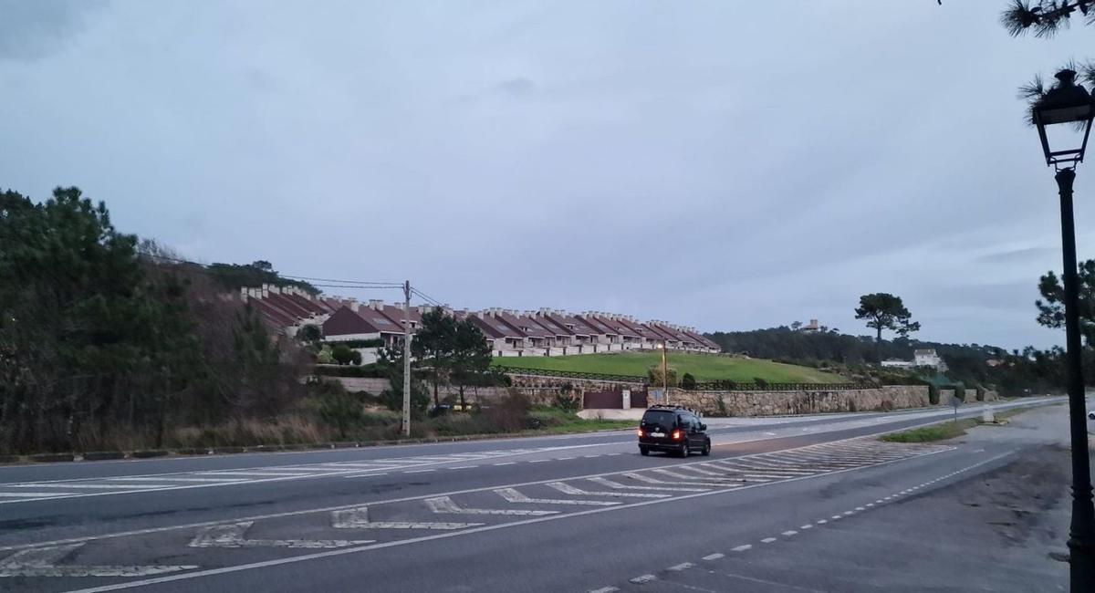La carretera PO-317, que une A Lanzada con Pedras Negras. Al fondo, los chalés de Raeiros. |   //  M. MÉNDEZ