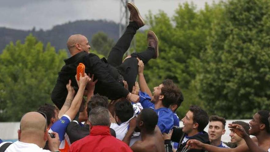 Los jugadores del Areas mantean a su entrenador, Carlos Rui da Costa Machado. // Ricardo Grobas