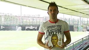 David Villa, el padrí del vuitè llibre solidari d’un grup de periodistes de Barcelona i Madrid, convida a participar en un torneig de golf (el Prat-la Mola) el pròxim 27 de juny.