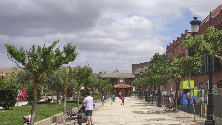 Padres con niños pequeños en los paseos y el parque infantil de Mota.